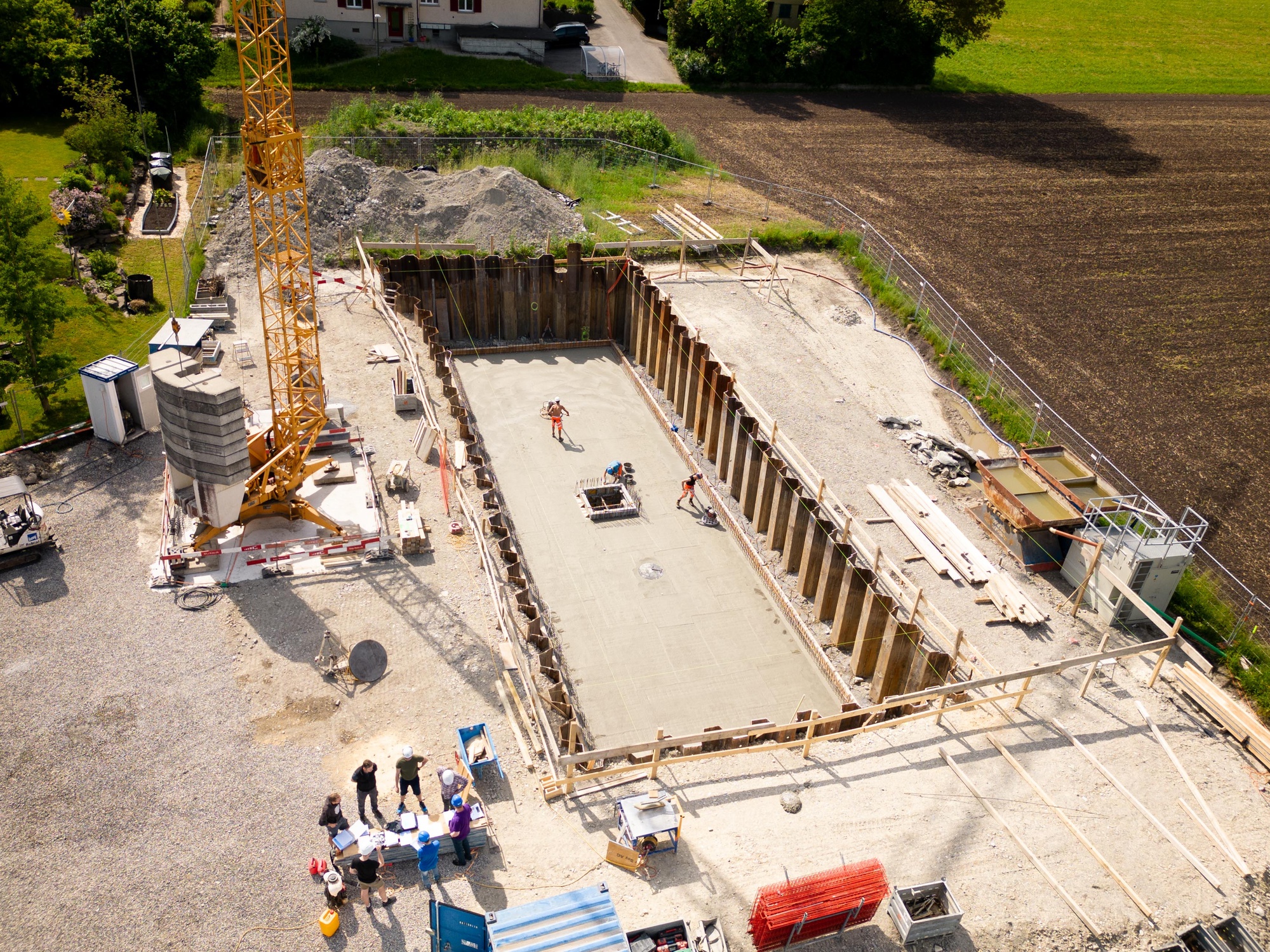 Eine Baustelle ist ein geschäftiges und faszinierendes Umfeld, in dem ein vielfältiges Spektrum von Bauarbeiten stattfindet. 🛠