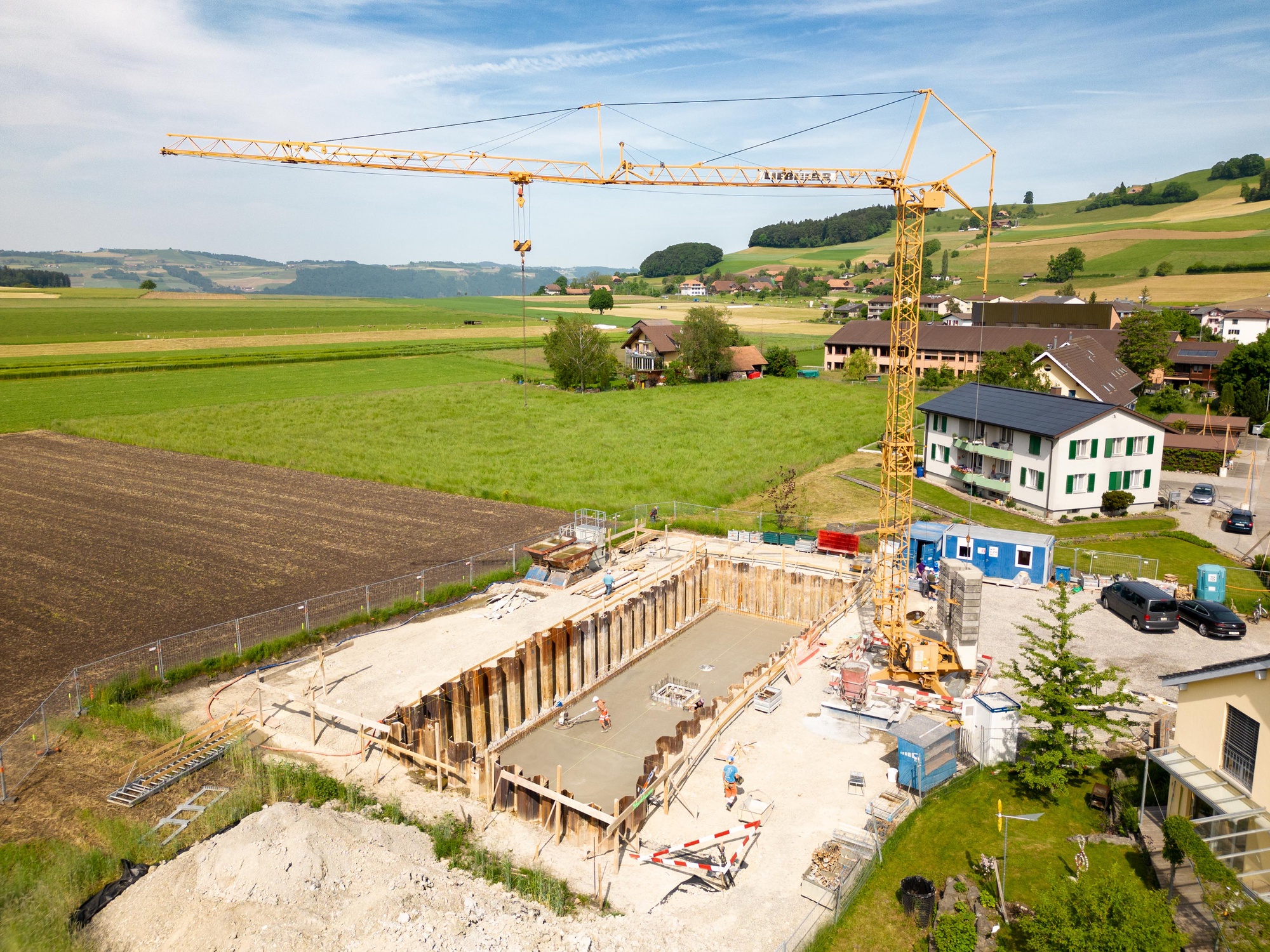 Eine Baustelle ist ein geschäftiges und faszinierendes Umfeld, in dem ein vielfältiges Spektrum von Bauarbeiten stattfindet. 🛠